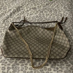 Gucci shoulder chain bag lightly used with original box and paperwork